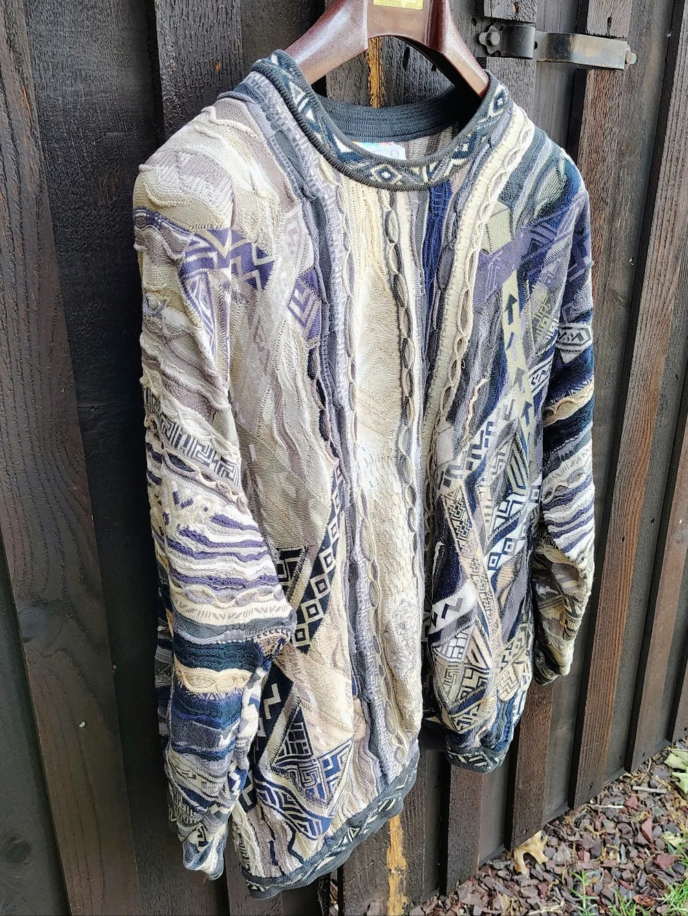 Men's COOGI Arrows Sweater, size XL - Picture 3 of 10